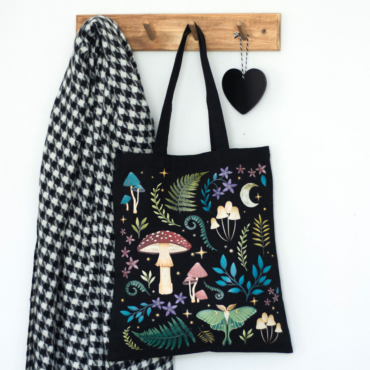 Tote bag en toile noire Dark Forest orné de champignons, fougères et papillons de nuit