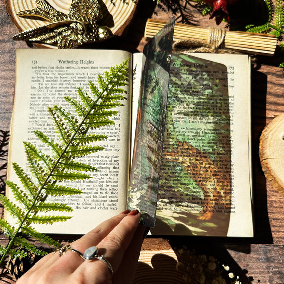 Marque-page vitrail Sonnet & Fable, silhouette de loup dans une forêt enchantée verte et dorée