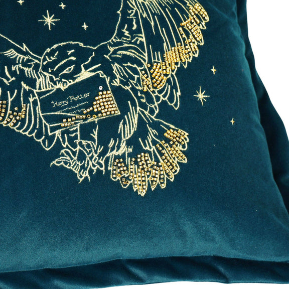 Coussin Harry Potter en velours avec Hedwige brodée dorée en plein vol