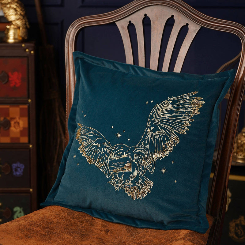 Coussin Harry Potter en velours avec Hedwige brodée dorée en plein vol