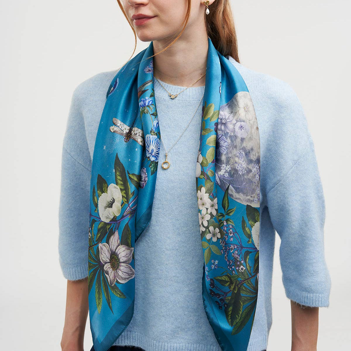 Foulard carré Midnight Garden Fable England 90 x 90 cm, papillons, fleurs et lune sur bleu sarcelle