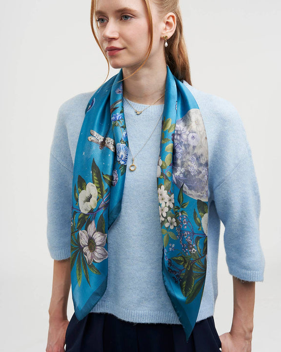 Foulard carré Midnight Garden Fable England 90 x 90 cm, papillons, fleurs et lune sur bleu sarcelle