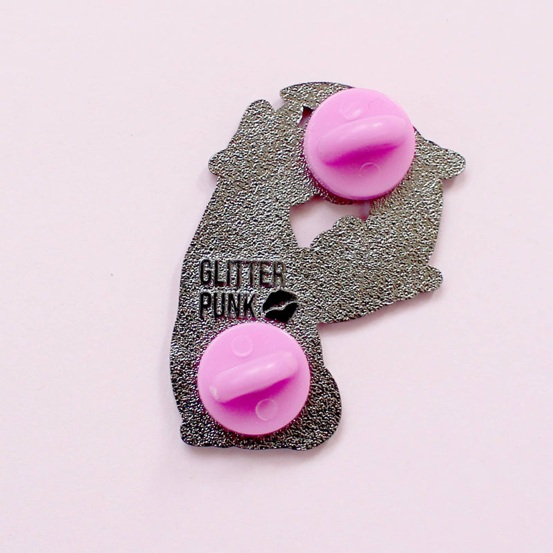 Pin's Glitter Punk chat siamois assis devant une lune scintillante et des nuages pastel