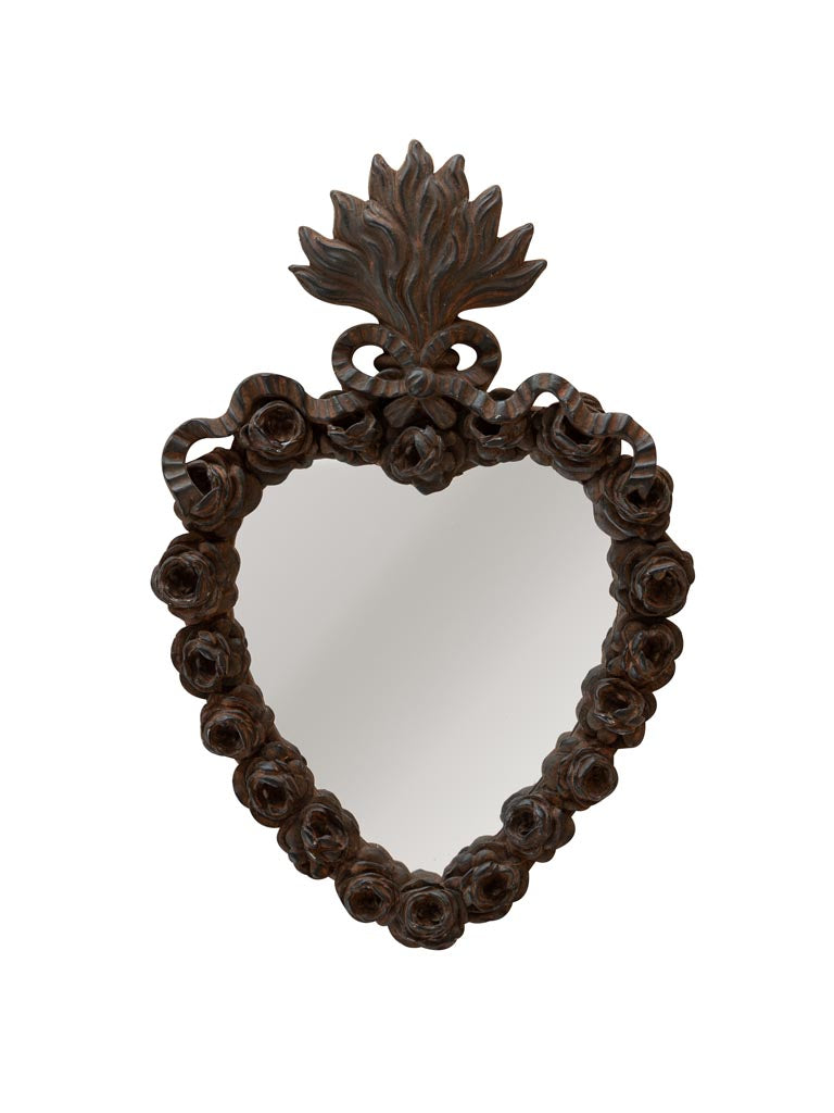 Miroir ex-voto en forme de cœur à patine foncée, entouré de roses en relief et flamme