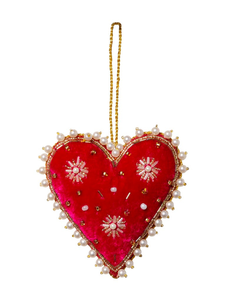 Cœur suspension en velours rouge brodé de perles nacrées et motifs floraux dorés