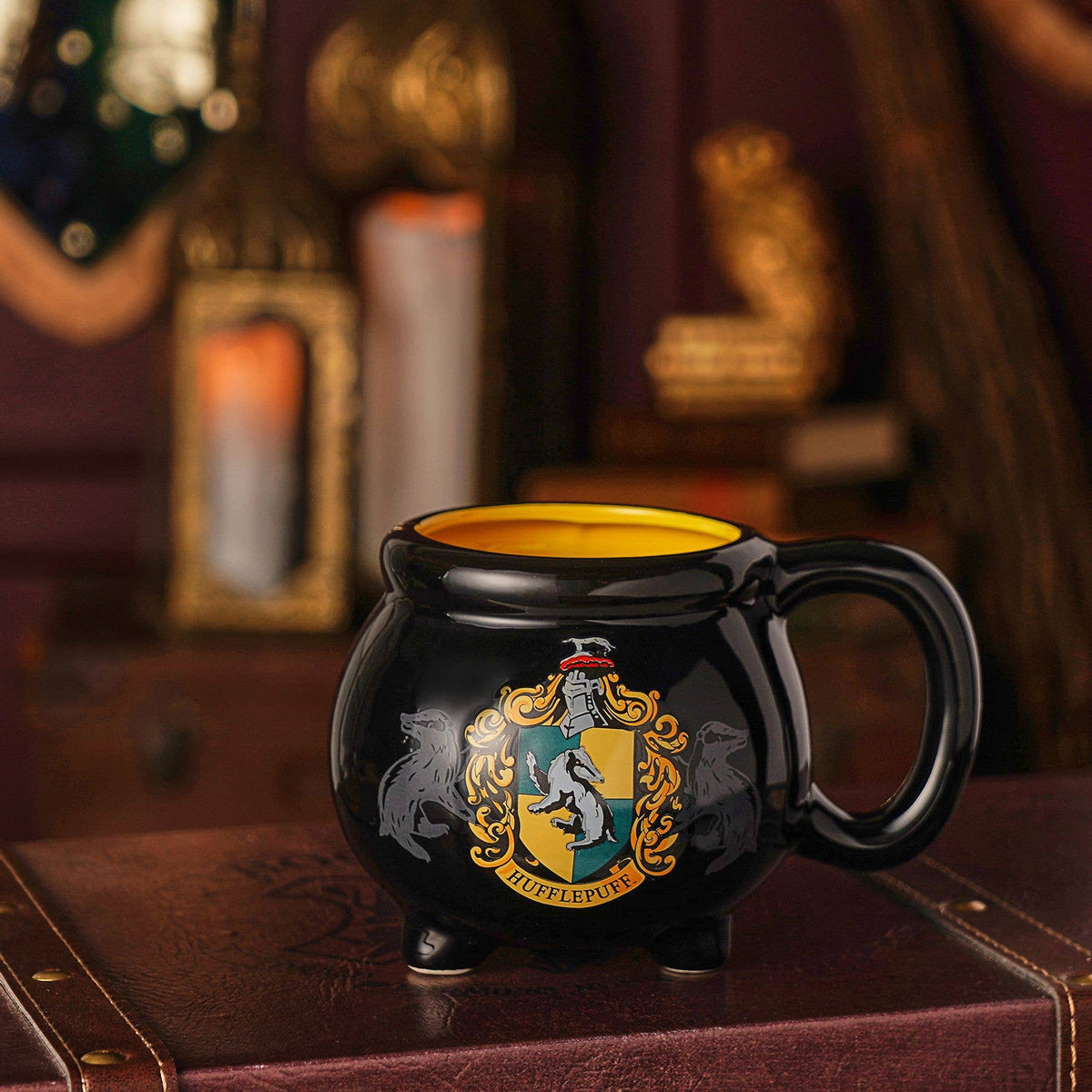 Mug chaudron Harry Potter en céramique noire avec blason jaune de Poufsouffle