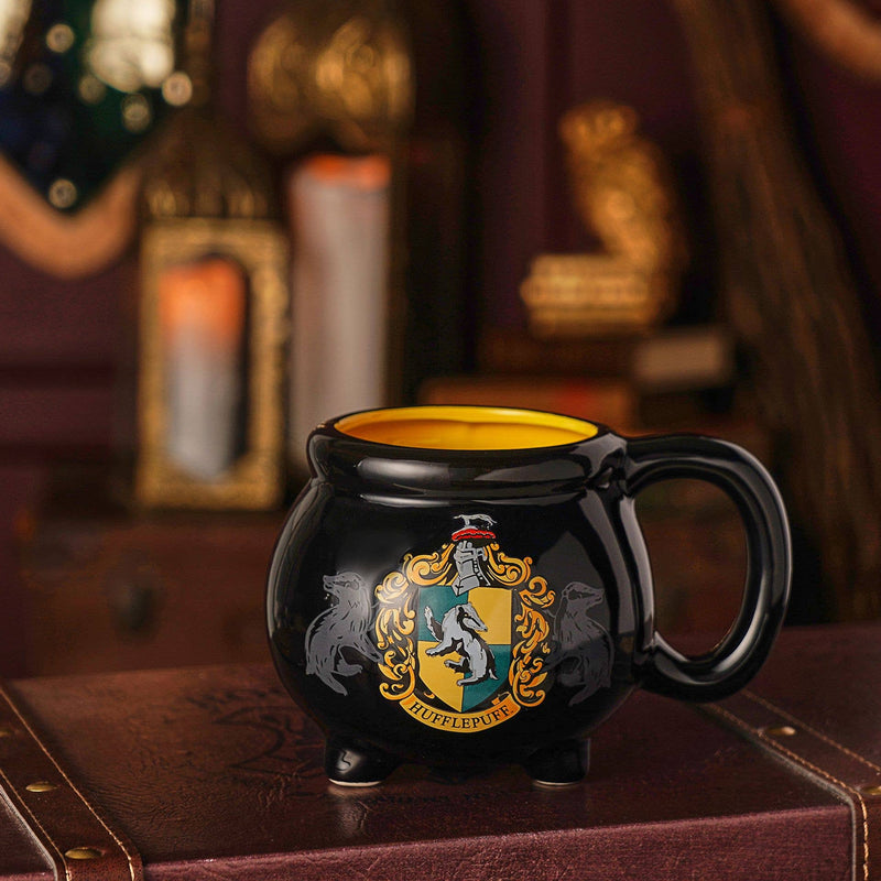 Mug chaudron Harry Potter en céramique noire avec blason jaune de Poufsouffle