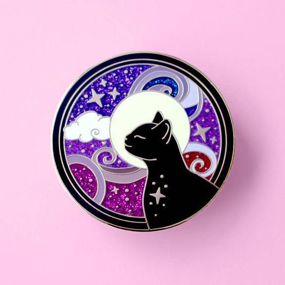Pin's rond Glitter Punk Art Nouveau chat noir cosmique contemplant la lune sur volutes pailletées