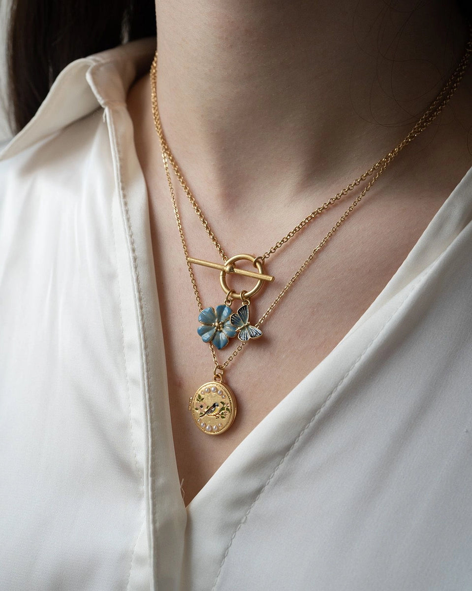 Collier Fable England, médaillon plaqué or oiseau peint à la main et couronne de perles nacrées