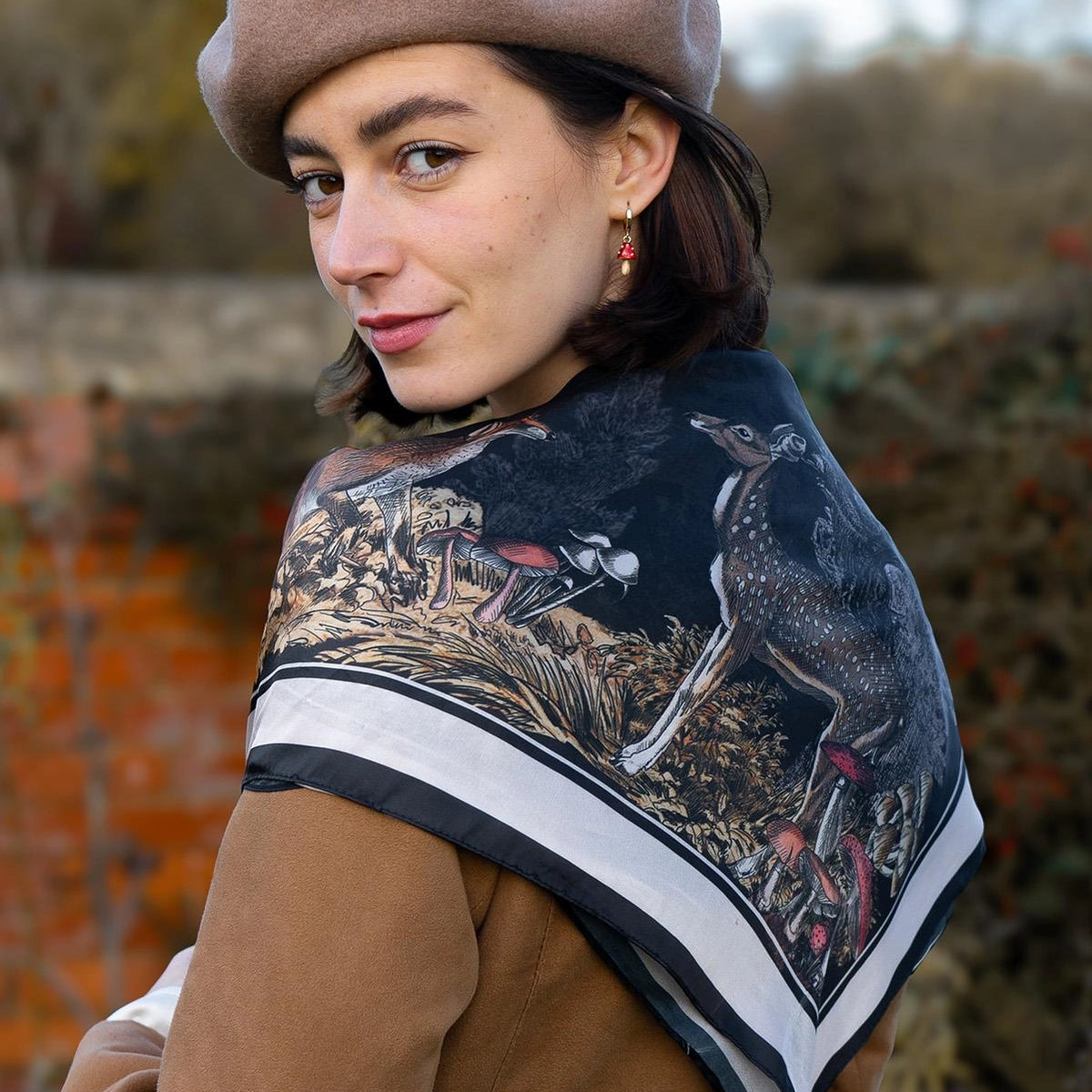 Foulard Fable England forêt nocturne, renard et jeune cerf sous un ciel étoilé, fond bleu nuit
