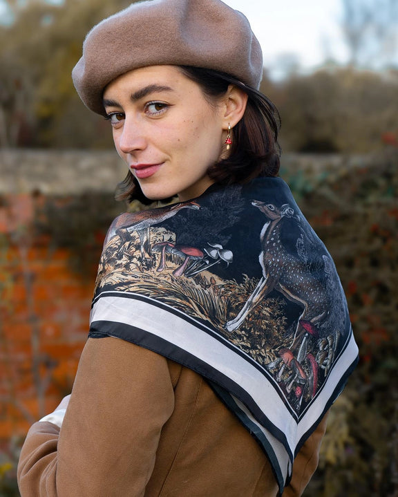 Foulard Fable England forêt nocturne, renard et jeune cerf sous un ciel étoilé, fond bleu nuit