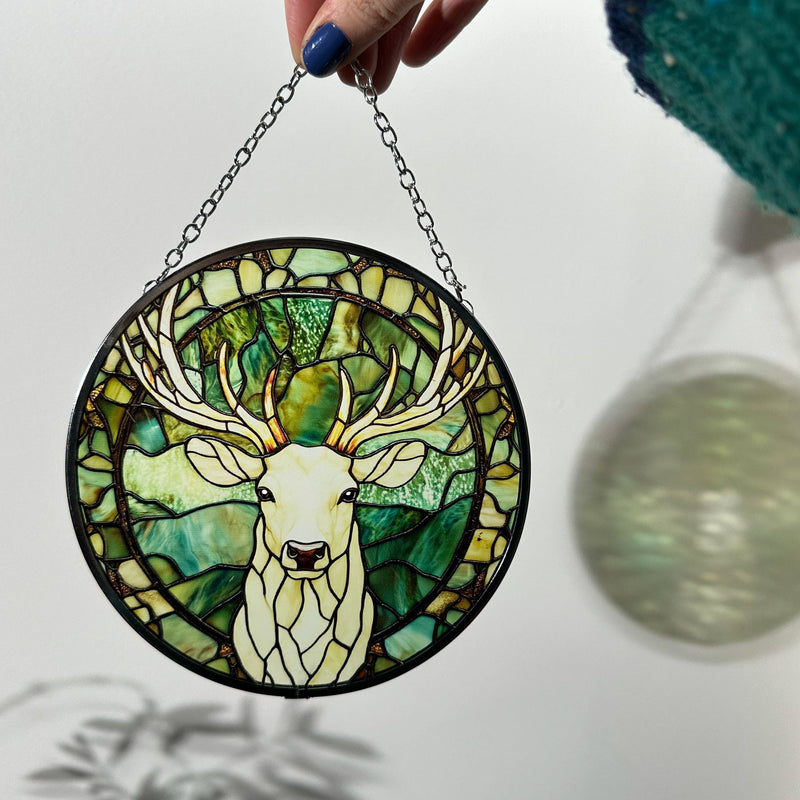 Attrape-soleil en verre effet vitrail représentant un cerf au cœur d'une forêt enchantée