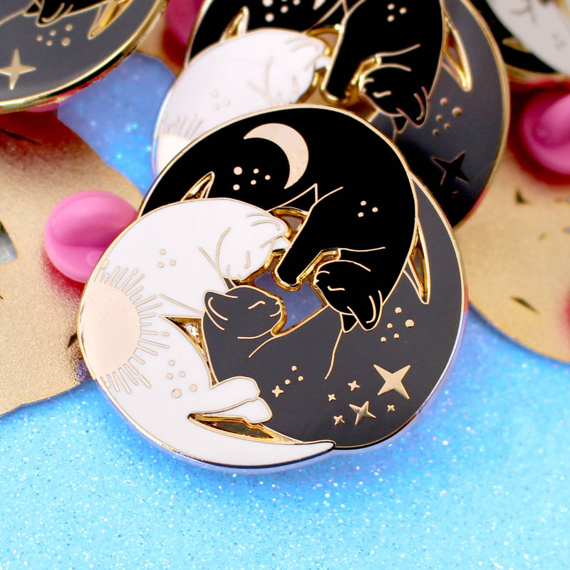 Pin's Glitter Punk trio de chats endormis en cercle, chat blanc soleil, noir lune et gris étoiles