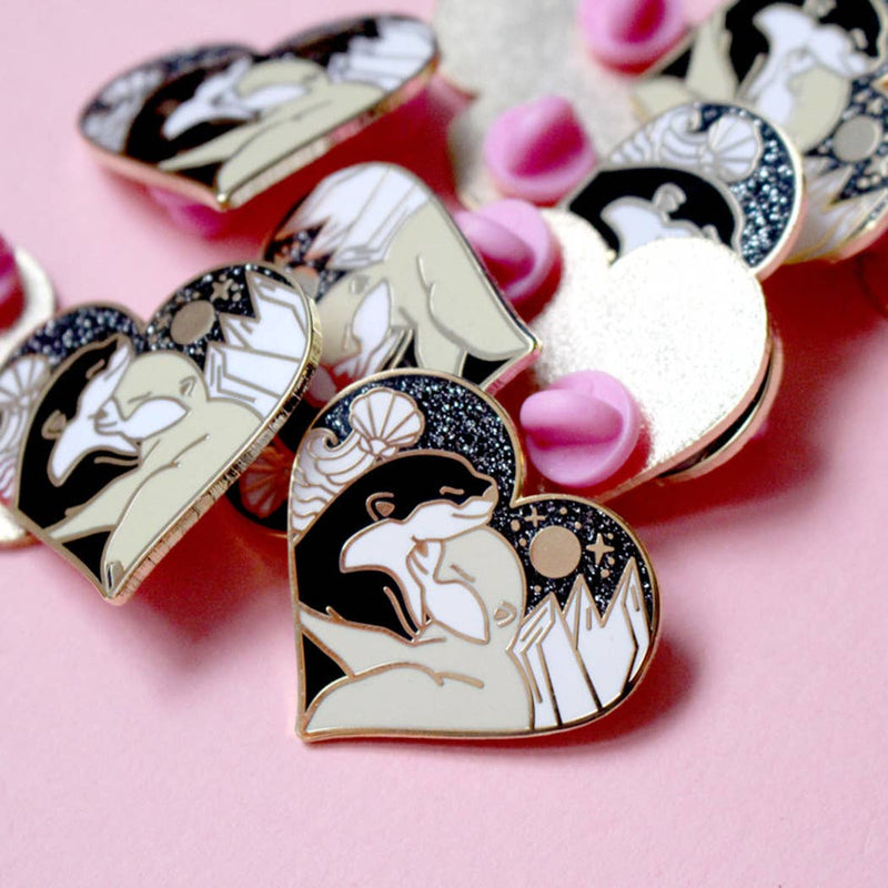 Pin's cœur Glitter Punk, deux loutres enlacées sous un ciel étoilé noir pailleté