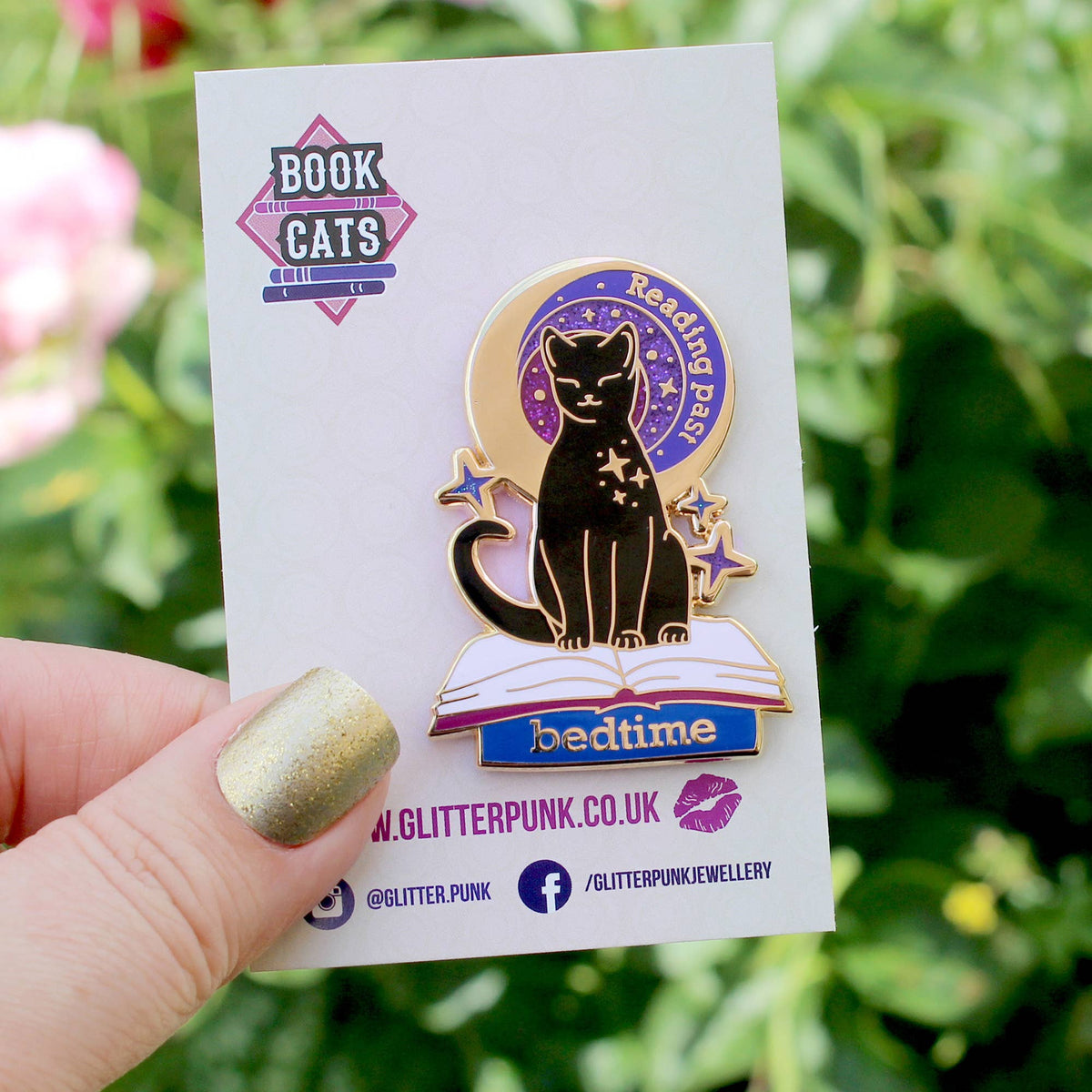 Pin's Glitter Punk Reading past bedtime, chat noir assis sur un livre ouvert sous un ciel étoilé