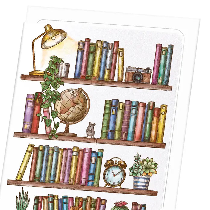 Carte illustrée d'une bibliothèque cosy remplie de livres colorés avec un chat roux observant une souris