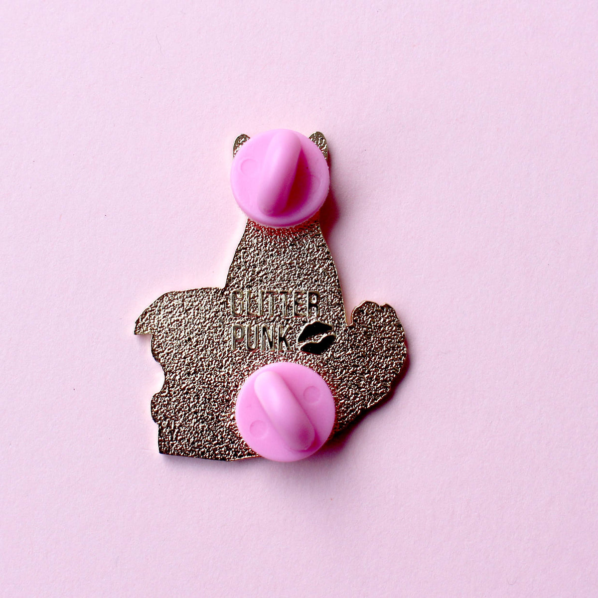 Pin's en émail doré Glitter Punk, chat noir sur une pile de livres violets, Just One More Page