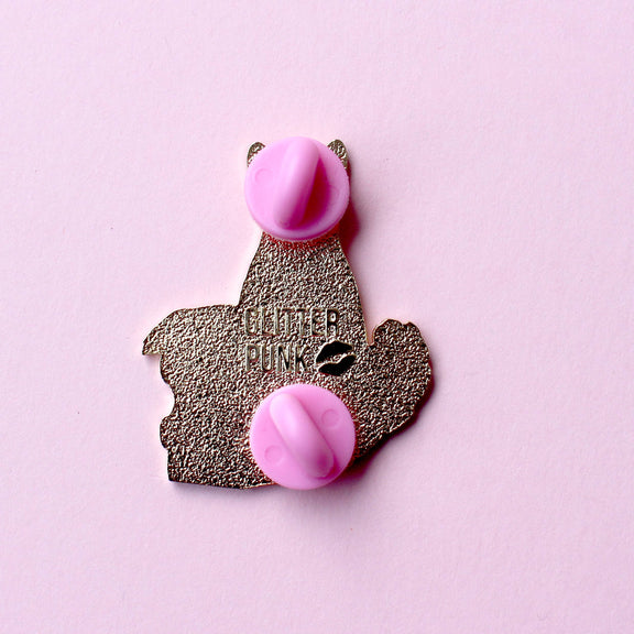Pin's en émail doré Glitter Punk, chat noir sur une pile de livres violets, Just One More Page