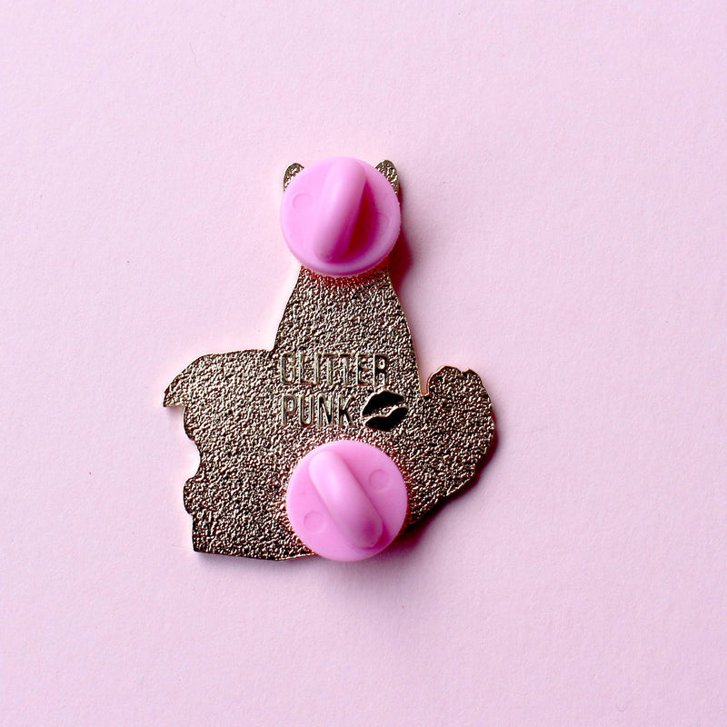 Pin's en émail doré Glitter Punk, chat noir sur une pile de livres violets, Just One More Page