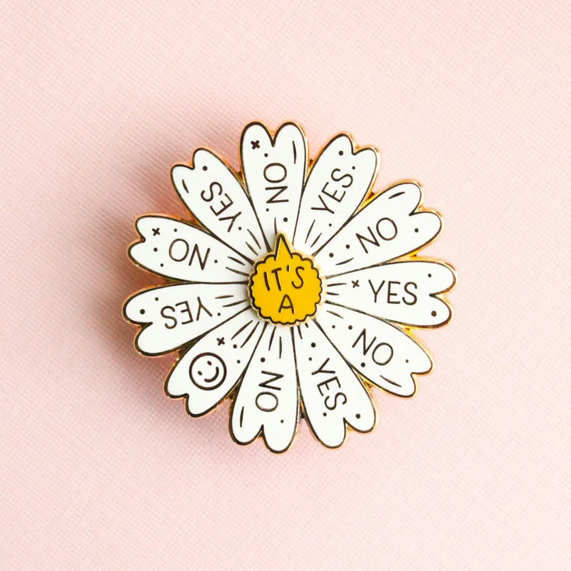 Pin's marguerite interactif Occasionalish dont le cœur tourne pour révéler oui, non ou un smiley