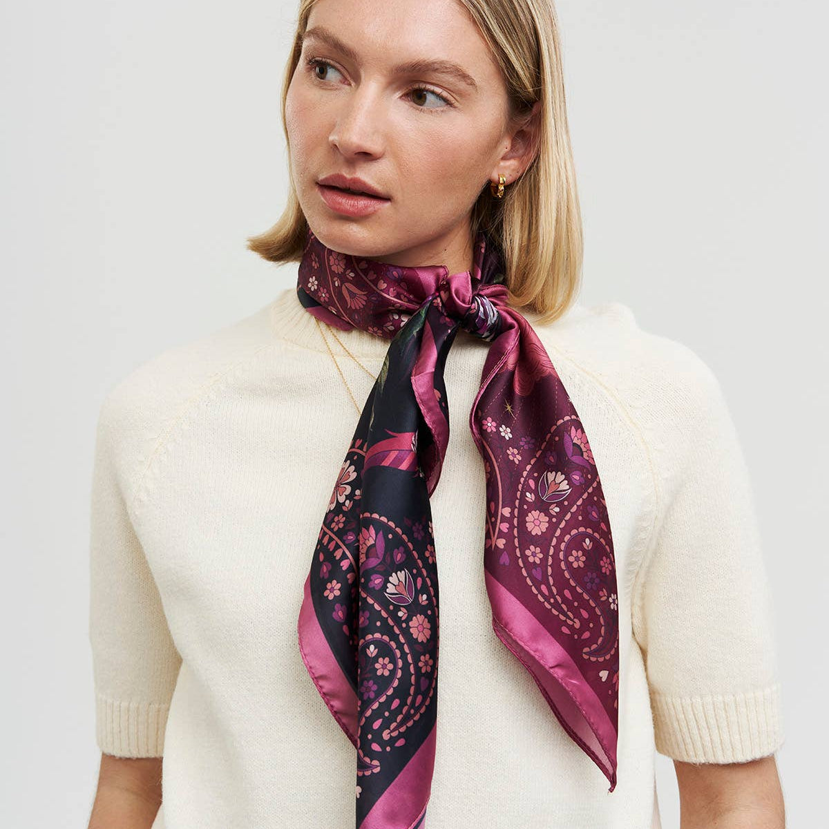 Foulard carré Fable England 90 x 90 cm, phénix dans un décor floral bordeaux, rose et violet