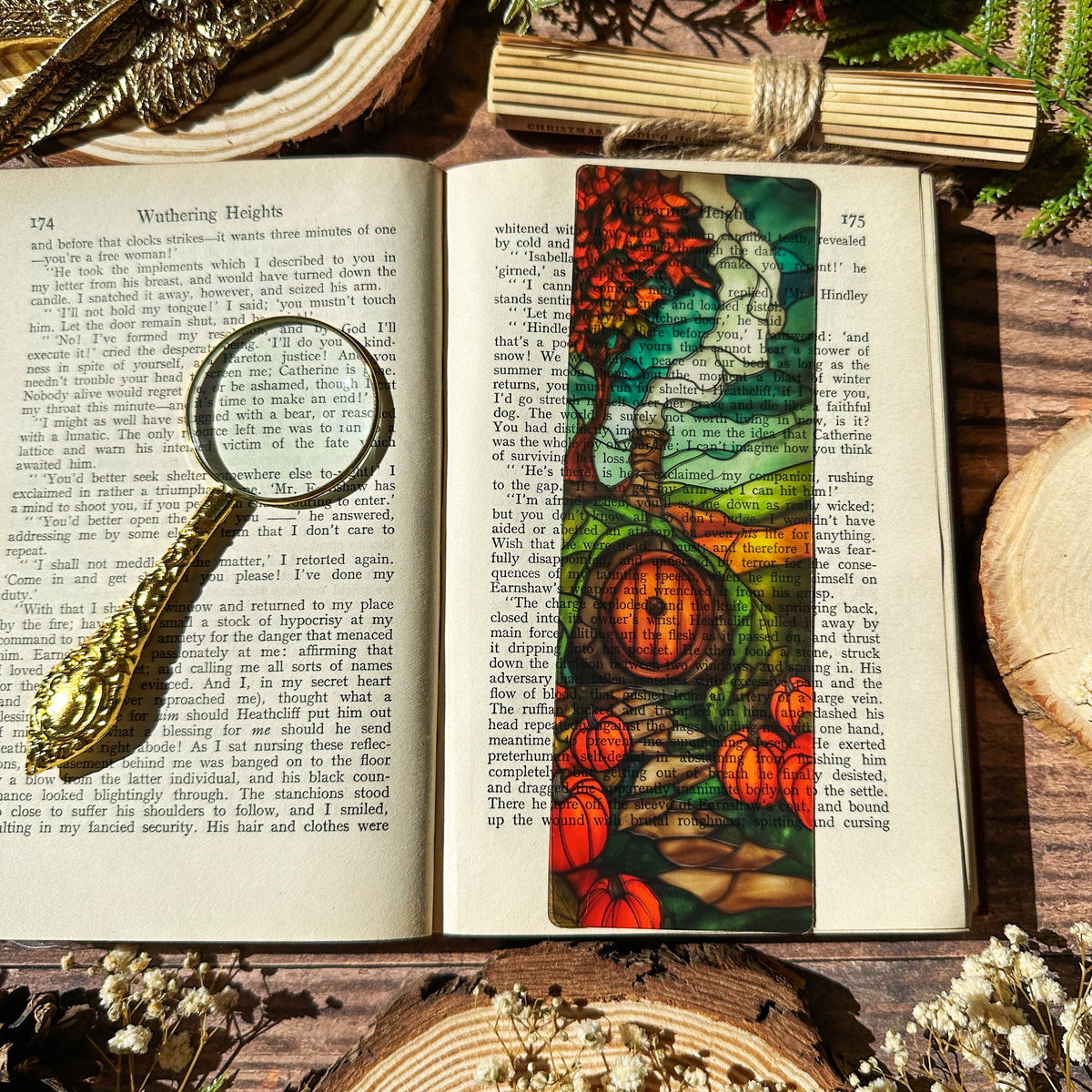 Marque-page vitrail Sonnet & Fable, porte ronde de hobbit dans la colline entourée de citrouilles