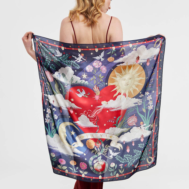 Foulard carré bleu marine Fable England Freya Narrative avec soleil, lune, cœur flamboyant et fleurs