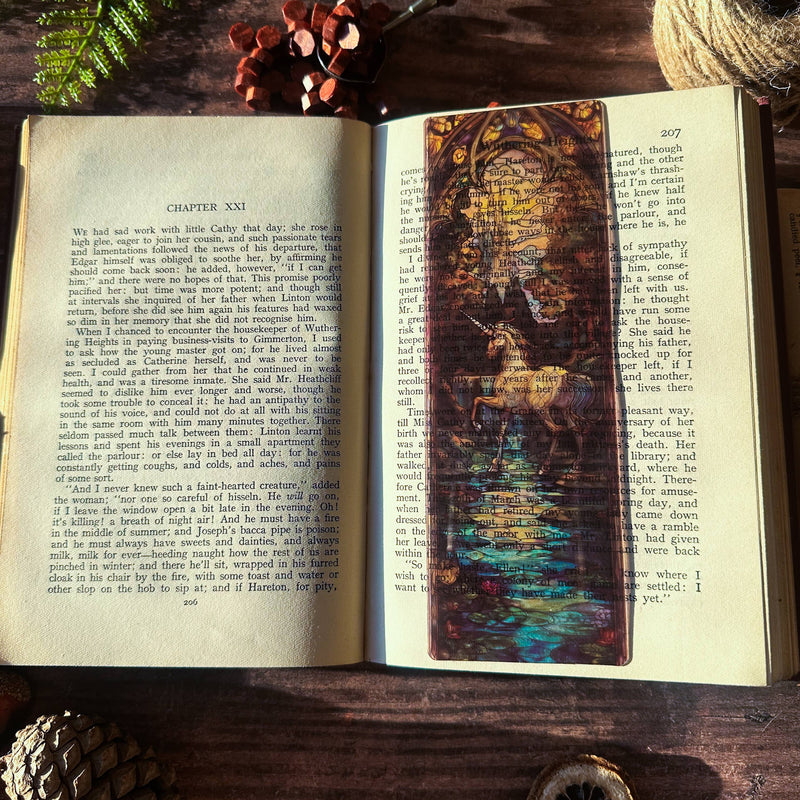 Marque-page transparent effet vitrail avec une licorne contemplant un château enchanté