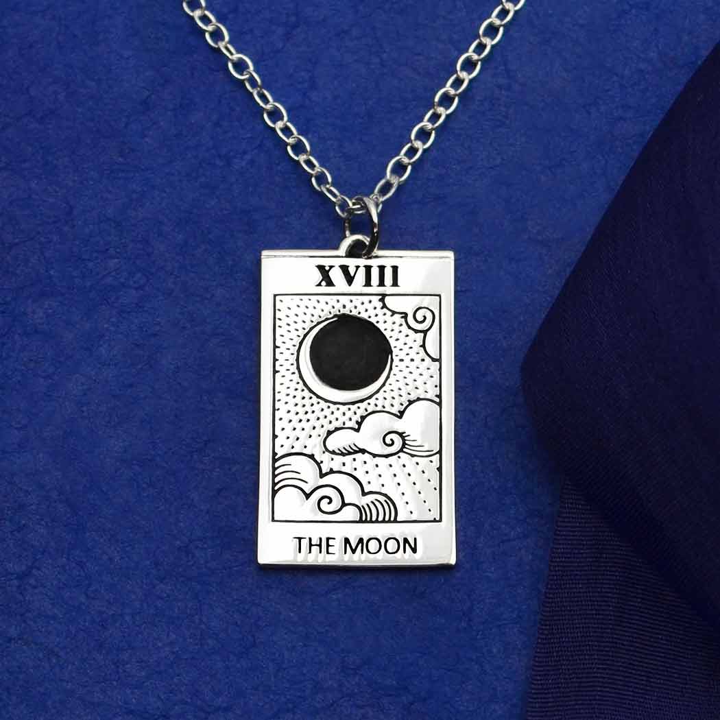 Collier Nina Designs pendentif carte de tarot The Moon en argent massif recyclé, lune gravée