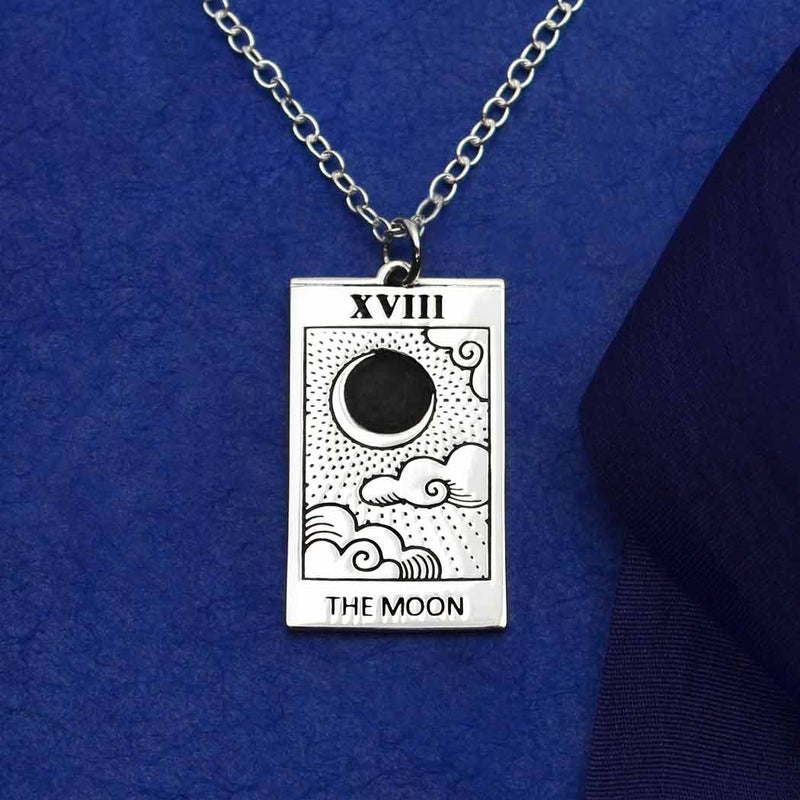 Collier Nina Designs pendentif carte de tarot The Moon en argent massif recyclé, lune gravée