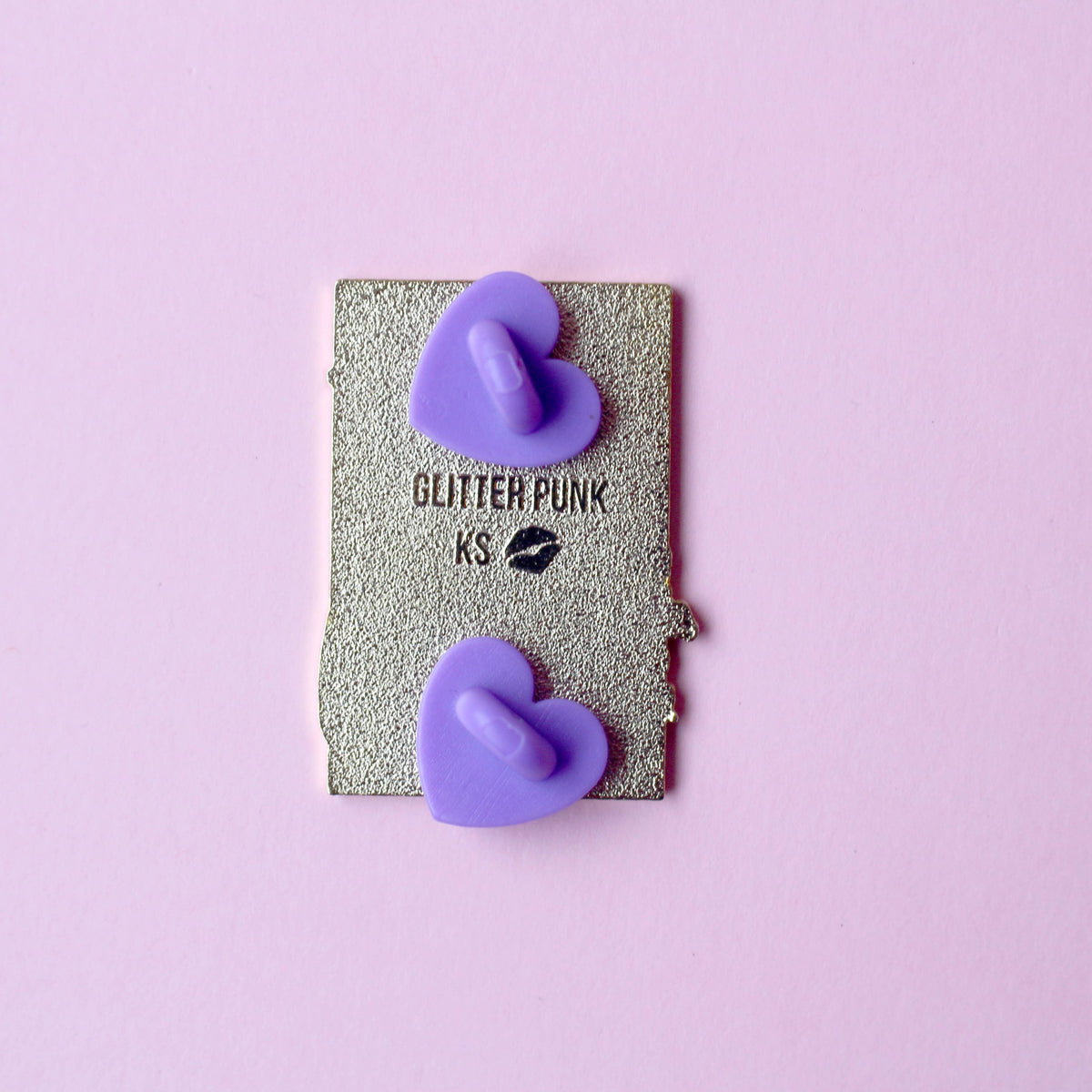 Pin's Glitter Punk Art Nouveau chat noir étoilé entouré de fleurs d'iris violettes sur fond vert