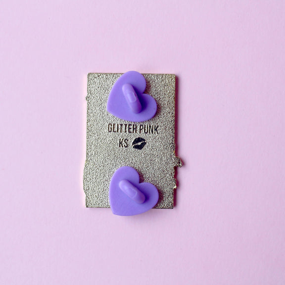 Pin's Glitter Punk Art Nouveau chat noir étoilé entouré de fleurs d'iris violettes sur fond vert
