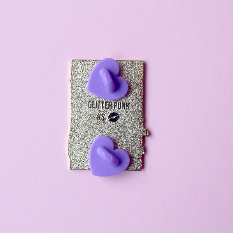 Pin's Glitter Punk Art Nouveau chat noir étoilé entouré de fleurs d'iris violettes sur fond vert