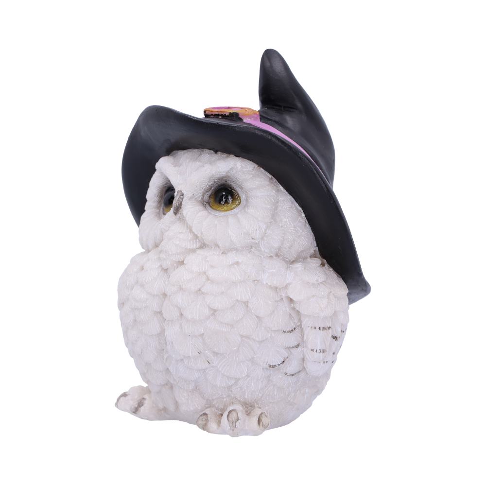 Statuette en résine d'une chouette blanche aux yeux dorés coiffée d'un grand chapeau de sorcière noir