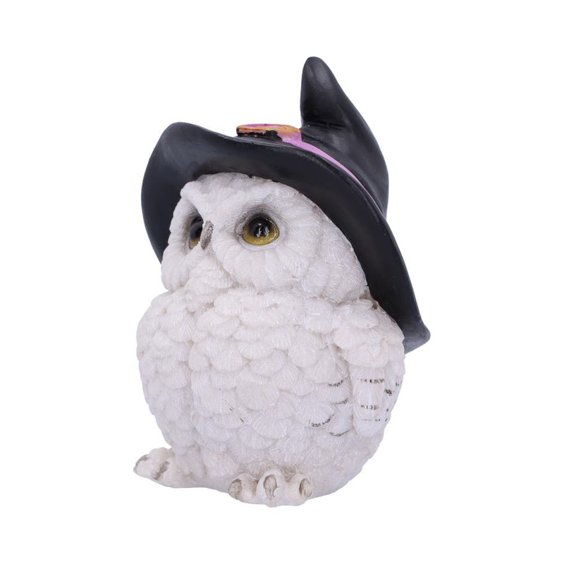 Statuette en résine d'une chouette blanche aux yeux dorés coiffée d'un grand chapeau de sorcière noir