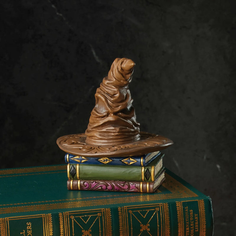 Figurine Jim Shore du Choixpeau magique Harry Potter posé sur une pile de grimoires, 9 cm