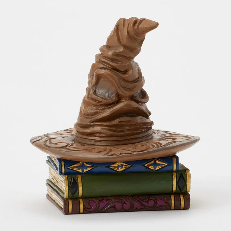 Figurine Jim Shore du Choixpeau magique Harry Potter posé sur une pile de grimoires, 9 cm