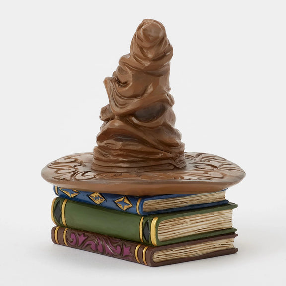Figurine Jim Shore du Choixpeau magique Harry Potter posé sur une pile de grimoires, 9 cm