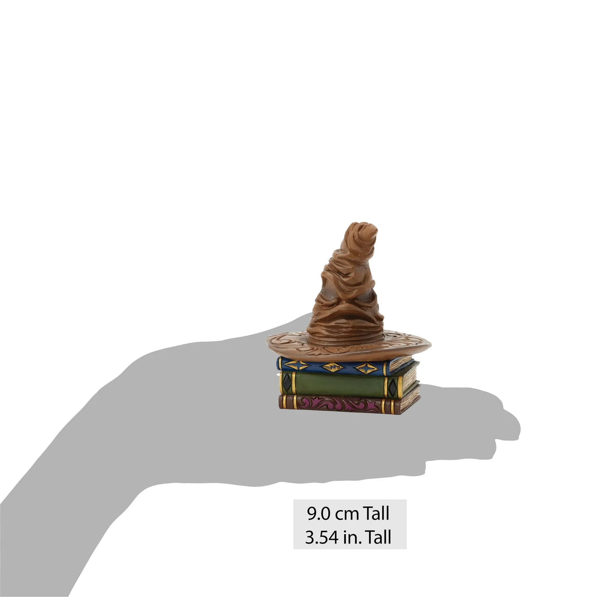 Figurine Jim Shore du Choixpeau magique Harry Potter posé sur une pile de grimoires, 9 cm