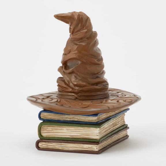 Figurine Jim Shore du Choixpeau magique Harry Potter posé sur une pile de grimoires, 9 cm