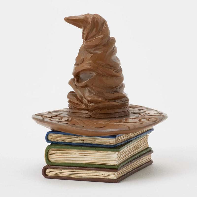 Figurine Jim Shore du Choixpeau magique Harry Potter posé sur une pile de grimoires, 9 cm