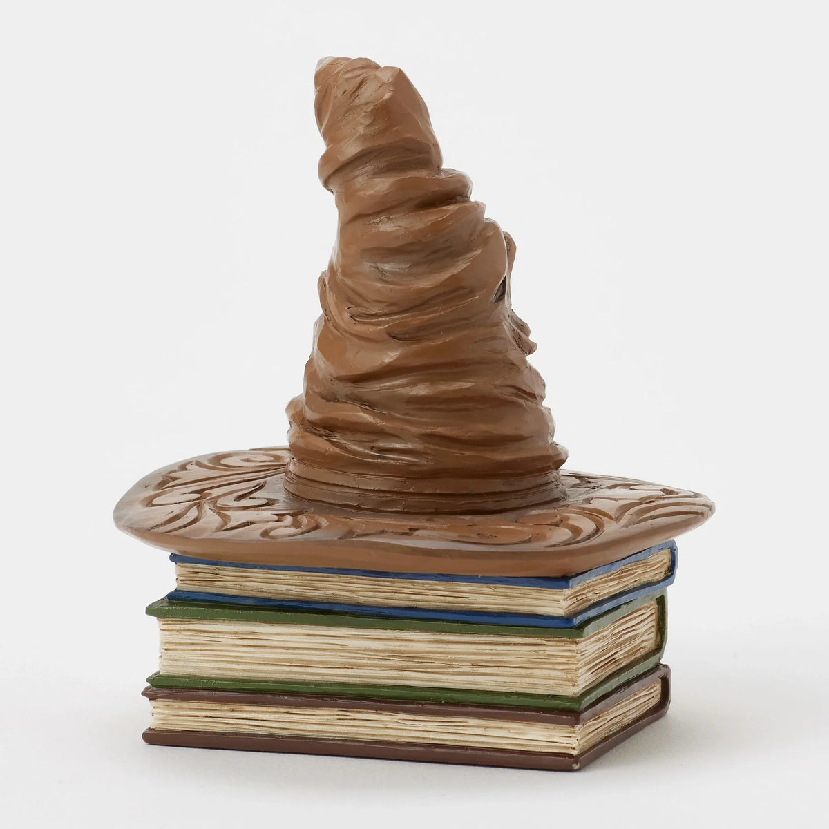 Figurine Jim Shore du Choixpeau magique Harry Potter posé sur une pile de grimoires, 9 cm