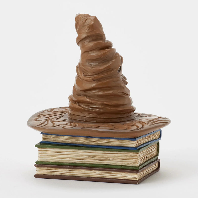 Figurine Jim Shore du Choixpeau magique Harry Potter posé sur une pile de grimoires, 9 cm