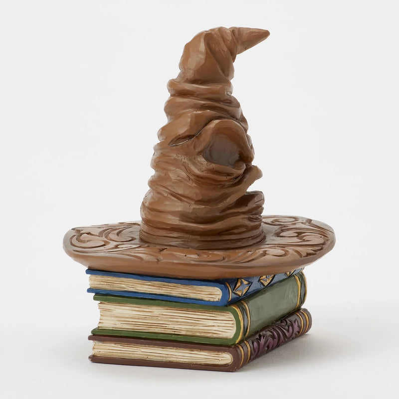 Figurine Jim Shore du Choixpeau magique Harry Potter posé sur une pile de grimoires, 9 cm