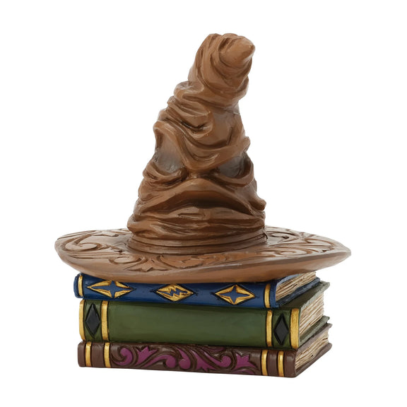 Figurine Jim Shore du Choixpeau magique Harry Potter posé sur une pile de grimoires, 9 cm