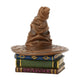 Figurine Jim Shore du Choixpeau magique Harry Potter posé sur une pile de grimoires, 9 cm