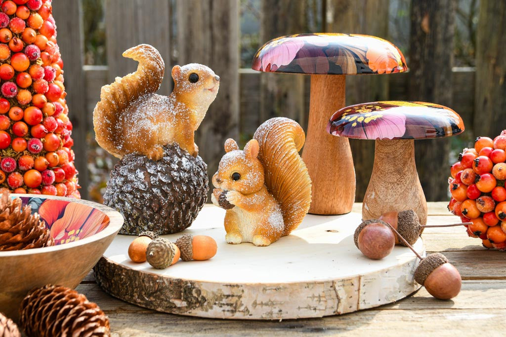 Figurines écureuils pailletés effet enneigé avec pommes de pin, décoration d'hiver