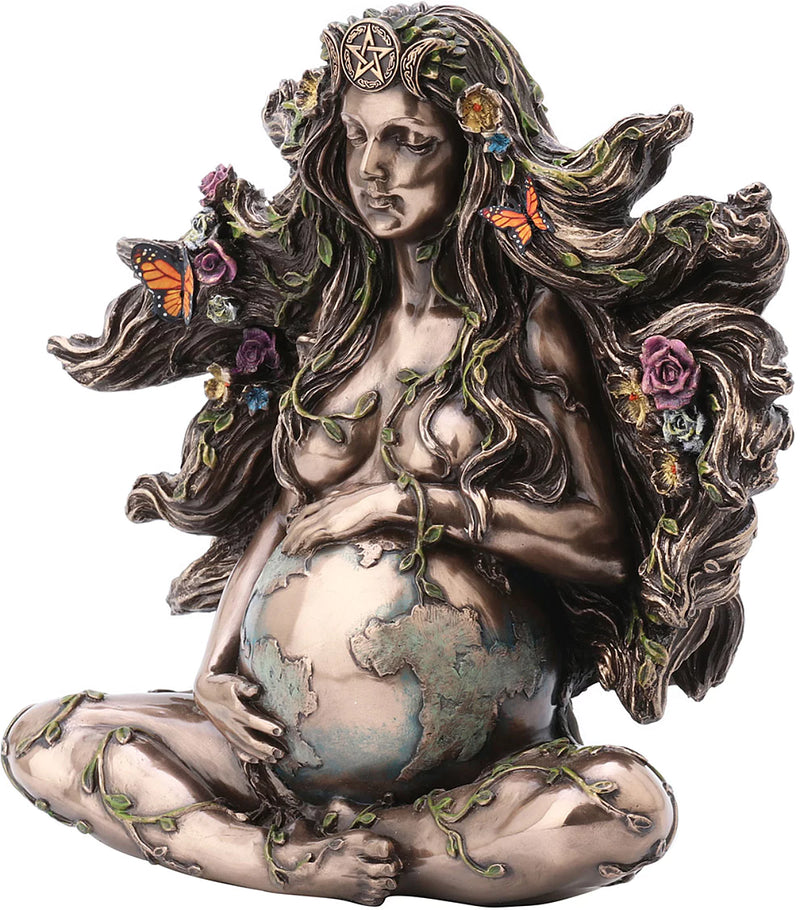 Statuette Gaia Veronese Design effet bronze, déesse assise enlaçant la Terre avec papillons et fleurs