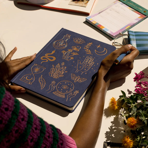 Carnet Designworks Ink à couverture en daim végétalien bleu nuit ornée de symboles mystiques dorés