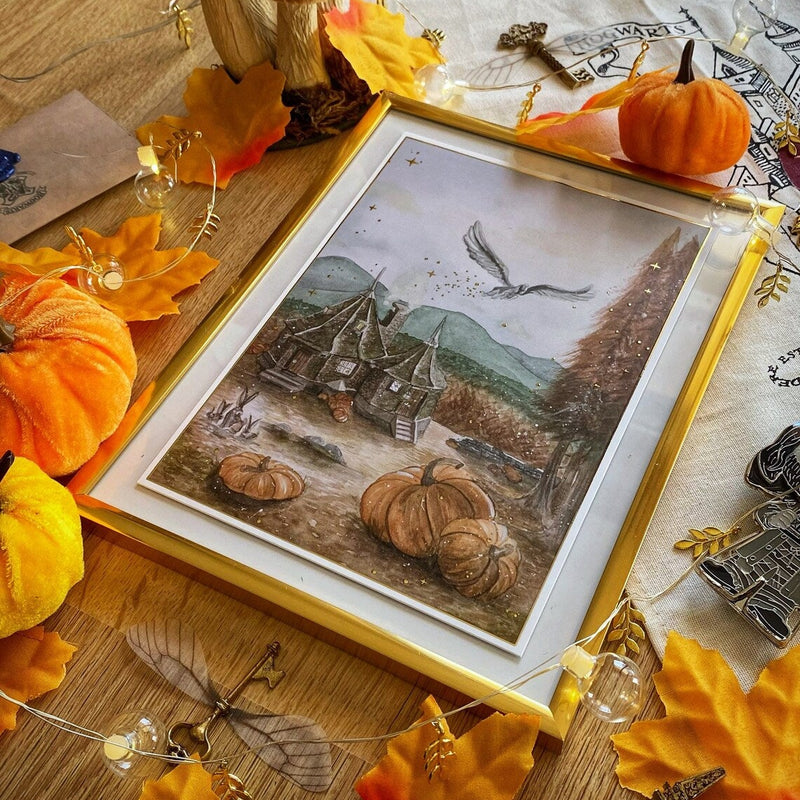 Illustration A5 d'une cabane d'automne survolée par une créature ailée, univers des sorciers